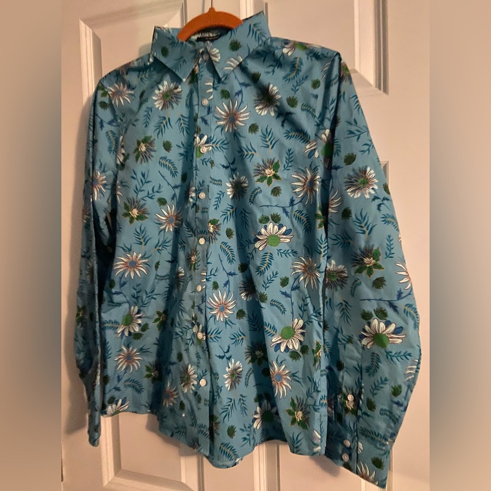 Land’s End long sleeve button down women’s shirt size 10. Brand new